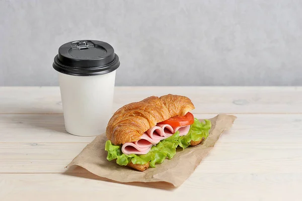 Кофе Белой Бумажной Чашке Сэндвич Ветчиной Кофе Вынос Светлый Деревянный — стоковое фото
