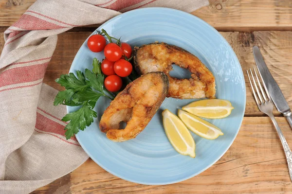 Karpfensteaks Auf Einem Teller Zitronenscheiben Kirschtomaten Und Petersilie Runden Das — Stockfoto