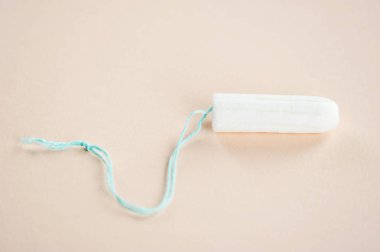 Hafif bir arka plan üzerinde hijyenik tampon. Close.