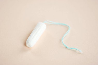 Hafif bir arka plan üzerinde hijyenik tampon. Close.
