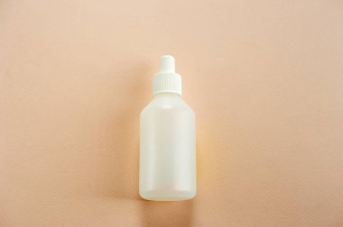 Tıbbi sıvılar için kapaklı plastik şişe. Açık arka plan. Close. Yukarıdan görüntüle.