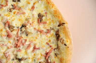 Jambonlu pizza, mantar ve peynir. Açık arka plan. Yukarıdan görüntüleyin. Close. Makro çekimi.