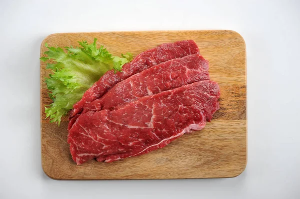 Carne Res Una Tabla Madera Filete Está Decorado Con Una — Foto de Stock