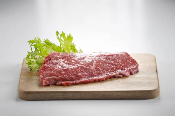 Carne Res Una Tabla Madera Filete Está Decorado Con Una — Foto de Stock