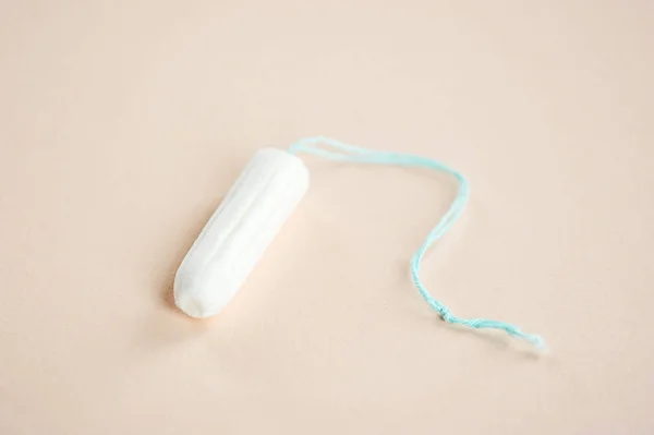 Hygiënische Tampon Een Lichte Achtergrond Close — Stockfoto