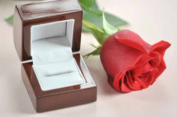 Boîte Cadeau Ouverte Pour Bague Une Rose Rouge Fond Clair — Photo