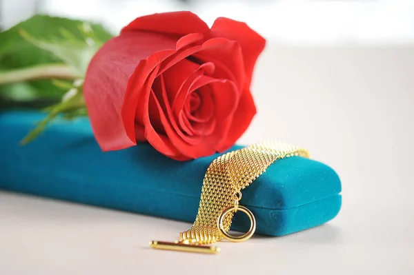 Rode Roos Geschenk Doos Met Sieraden Doos Een Gouden Armband — Stockfoto
