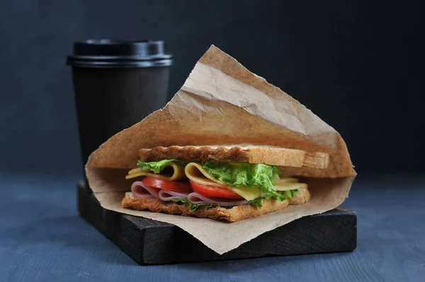 Сэндвич Ветчиной Сыром Бумажной Чашкой Напитком Тёмном Фоне Салат Томатные — стоковое фото