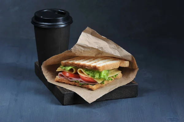 Сэндвич Ветчиной Сыром Бумажной Чашкой Напитком Тёмном Фоне Сэндвич Бумажном — стоковое фото
