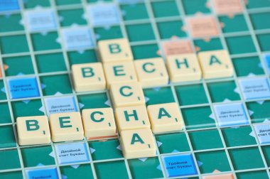  Oyun Scrabble oyun alanı. Harflerle oyun alanı fişleri üzerinde. Rus alfabesinin harfleri, Bahar kelimesini oluşturur. Close. 