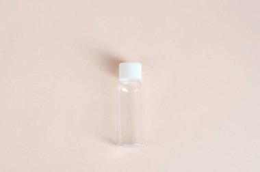 Poşetiçinde sıvı taşımak için plastik şişe. Seyahat için mikro şişe. Kapaklı şişe. Yukarıdan görüntüleyin. Açık arka plan.