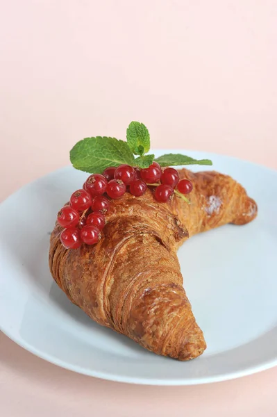 Croissant Med Röda Vinbär Vit Tallrik Ljus Beige Bakgrund Närbild — Stockfoto