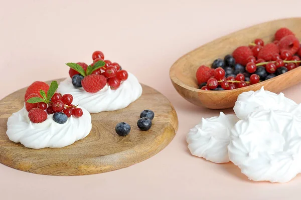 与新鲜的浆果树莓 蓝莓和红醋栗 甜点以薄荷叶装饰 在一碗浆果的架子上 浅色背景 — 图库照片