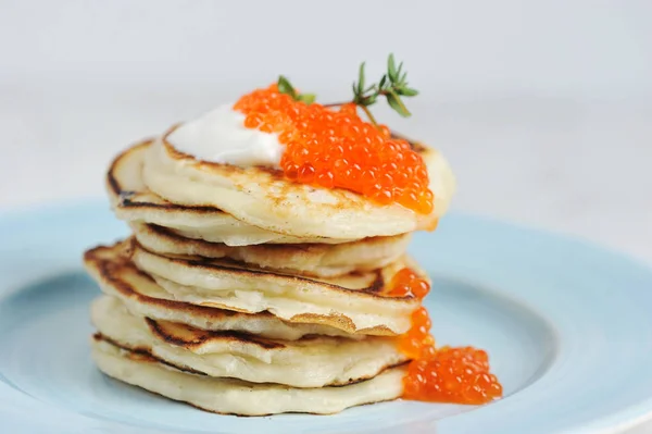 Pancake Dengan Kaviar Merah Dan Krim Asam Atas Piring Latar — Stok Foto