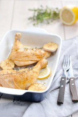 Limon, kekik ve sarımsak ile tavuk bacakları. Izgarada pişirilmiş tavuk bacakları. Close. Açık ahşap arka plan. Dikey çerçeve yönlendirmesi.