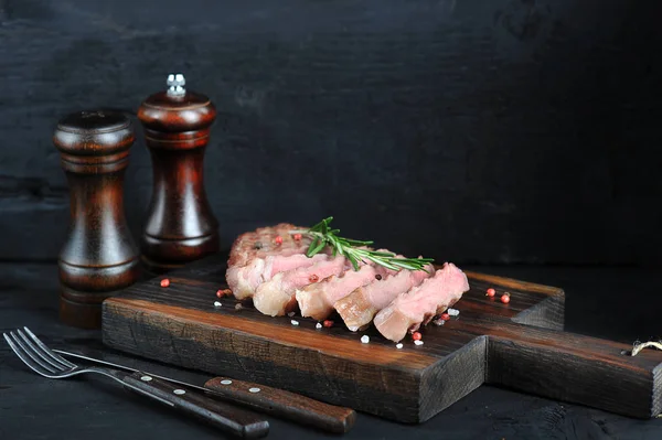 Carne Res Una Tabla Madera Oscura Romero Sal Pimienta Complementan — Foto de Stock