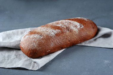 Bir bez peçete üzerinde çavdar ekmeği 