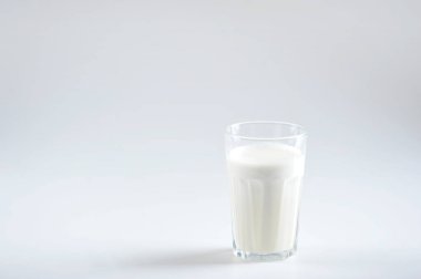 Spor yapmak için protein titremesi. Işık arka plan yakın. Metin yerleştirmek için boş alan. Negatif alan.