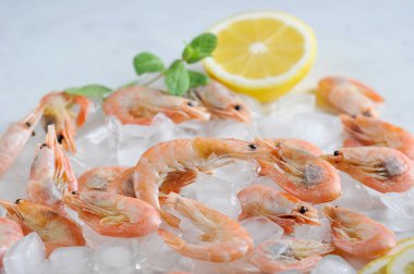 Buzlu karides. Dilimlenmiş limon ve nane otlar kompozisyon tamamlar. Açık arka plan. Close. Yukarıdan görüntüle.