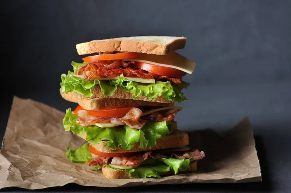 Sanduíche Com Bacon Queijo Fatias Tomate Folhas Salada Verde Várias — Fotografia de Stock