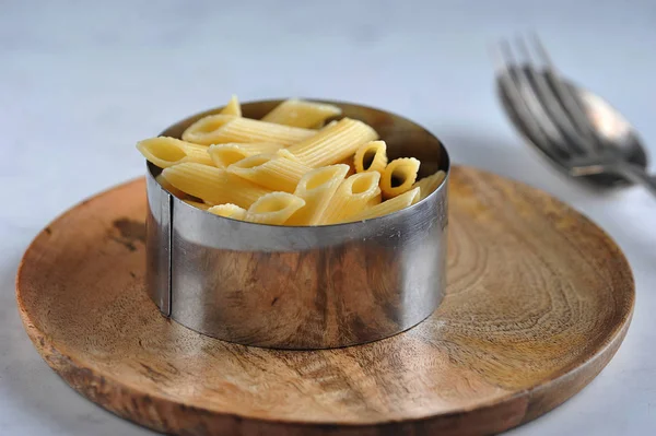 Massa Penne Prato Anel Porção Conceito Estilo Comida Fundo Claro — Fotografia de Stock