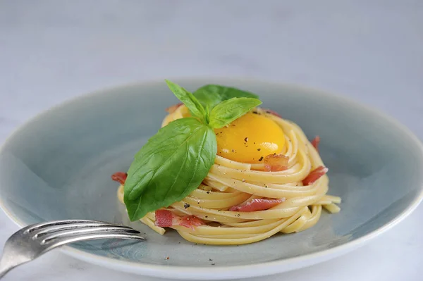 Carbonara Massa Prato Massa Decorada Com Manjericão Gema Ovo Borda — Fotografia de Stock