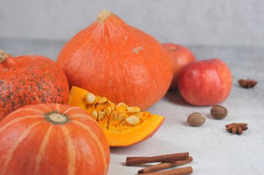 Balkabağı, elma, hindistan cevizi ve tarçın çubuklarının sonbahar kompozisyonu. Hafif arkaplan. Yakın plan..