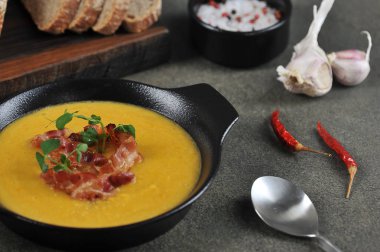 Pastırmalı bezelye kremalı çorba. Çorba yeşil bezelye filizi ile süslenmiş. Karanlık arka plan. Yakın plan..