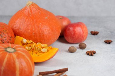 Balkabağı, elma, hindistan cevizi ve tarçın çubuklarının sonbahar kompozisyonu. Hafif arkaplan. Yakın plan..