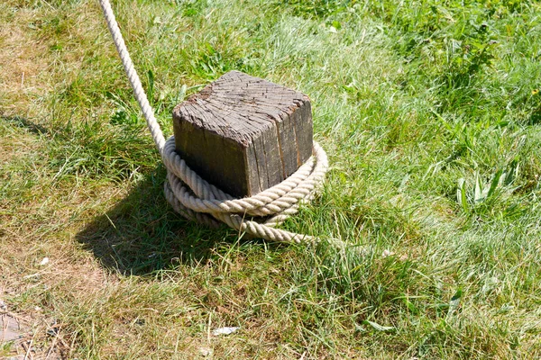 Befestigungsmasten Als Festmacherleinen Für Ein Boot Stockfoto