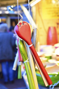 Renkli ahşap kaşıklar salata sunucuları