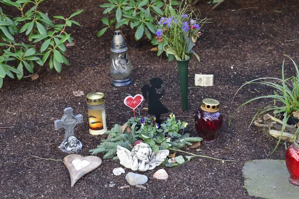 Gemstones, grave lamps and angel decoration