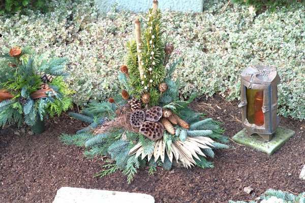 Осенняя расстановка на могиле
