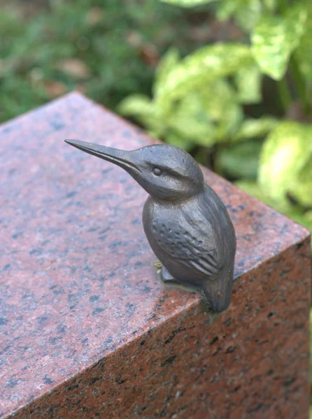 Eisvogel Aus Bronze Auf Dem Grabstein lizenzfreie Stockbilder