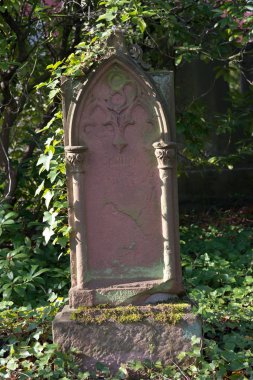 çok eski yıpranmış mezar taşı