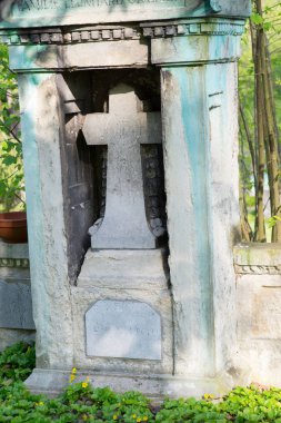 Mezar taşına gömülü bir haç.