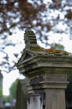 Dekorlu eski güzel mezar taşı