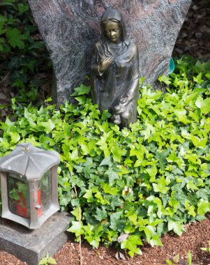 Meryem Ana figürünün önünde güzel bir mezar lambası