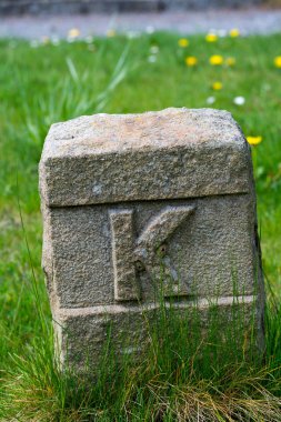 Büyük taştan K harfi.