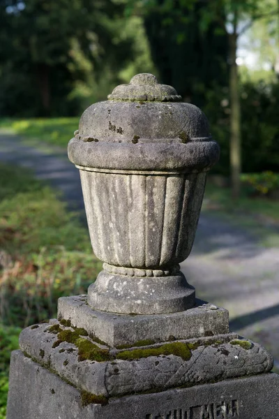 Piękna Kamienna Urna Piedestale — Zdjęcie stockowe