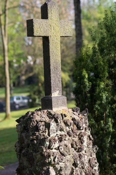 Старый Каменный Крест Каменной Базе — стоковое фото