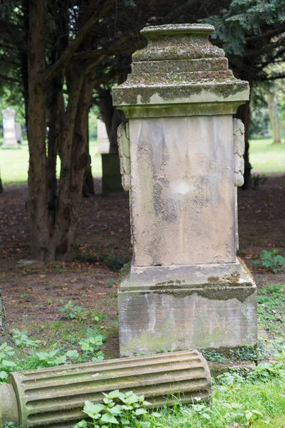 Stary Nagrobek Upadła Stela — Zdjęcie stockowe