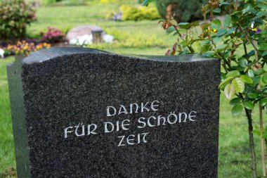 Mezar taşında güzel bir söz, güzel vakit geçirdiğiniz için teşekkürler.