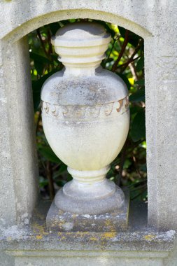 Mezar taşında taş bir vazo