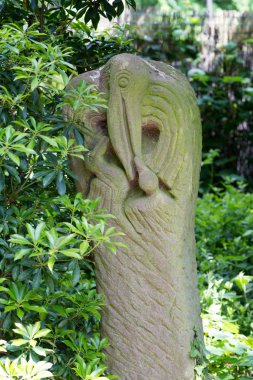 Kuşlarla beslenen mezar taşı