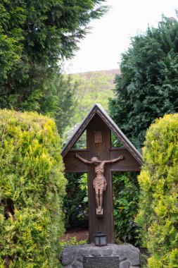 İsa ile kaplı eski ahşap haç