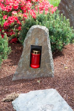 Taştaki kırmızı mezar lambası