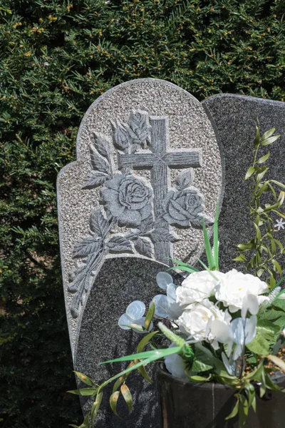 Beautiful Tombstone Cross Roses — Stock Photo, Image