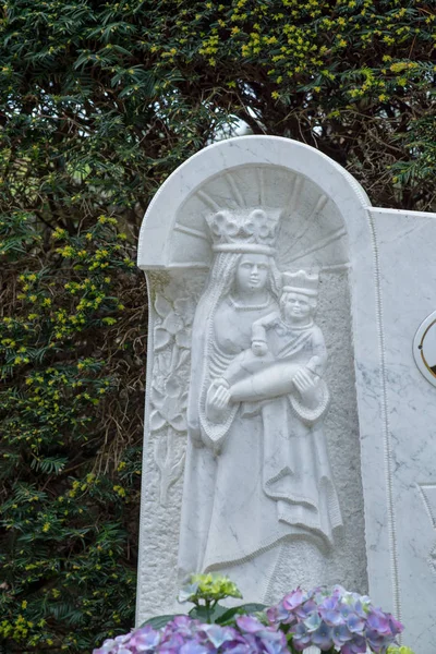 Maria Child Crowns Her Head — Stock Photo, Image