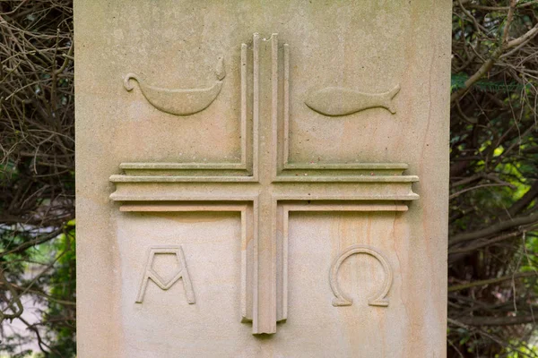 Lapide Con Croce Simboli Ecclesiastici — Foto Stock